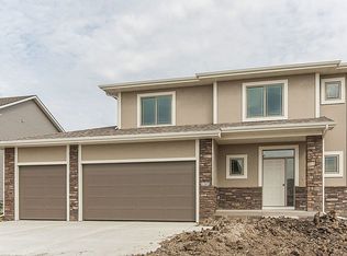 195 NE Fox Run Trl, Waukee, IA 50263