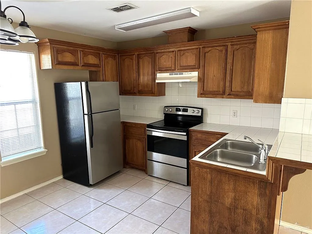 3 bed, 2.0 bath, 1114 sqft, $975 — Photo 3