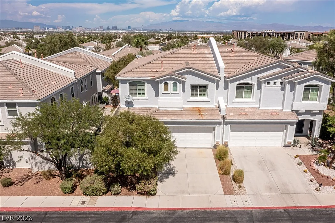 3 bed, 2.5 bath, 2090 sqft, $3,995 — Photo 2