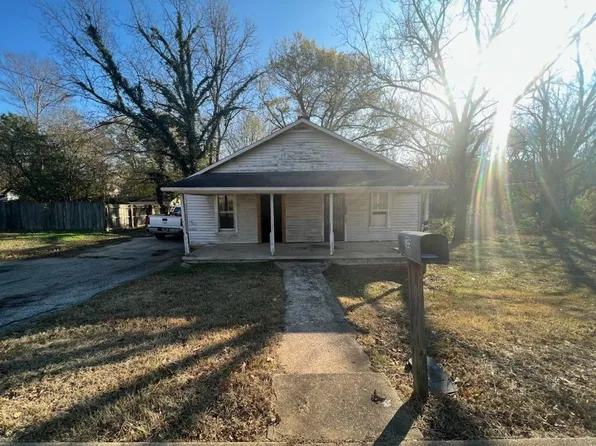 135 W 3rd St, Henderson, TN 38340