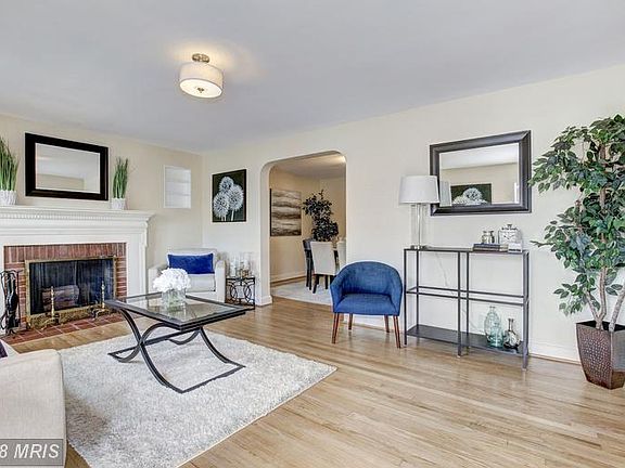 Living Room (2 of 3)