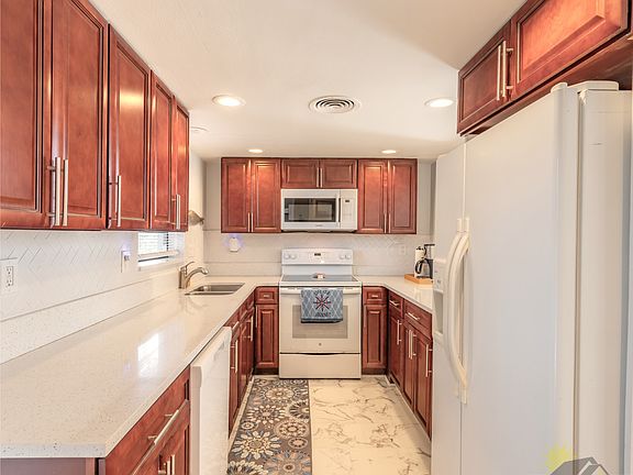 3rd image of 8 Fountainebleau Cir