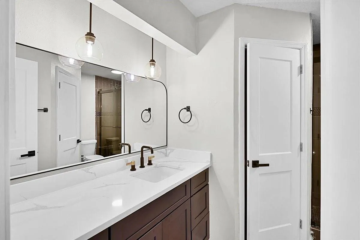 3 bed, 2.0 bath, 1289 sqft, $2,000 — Photo 4