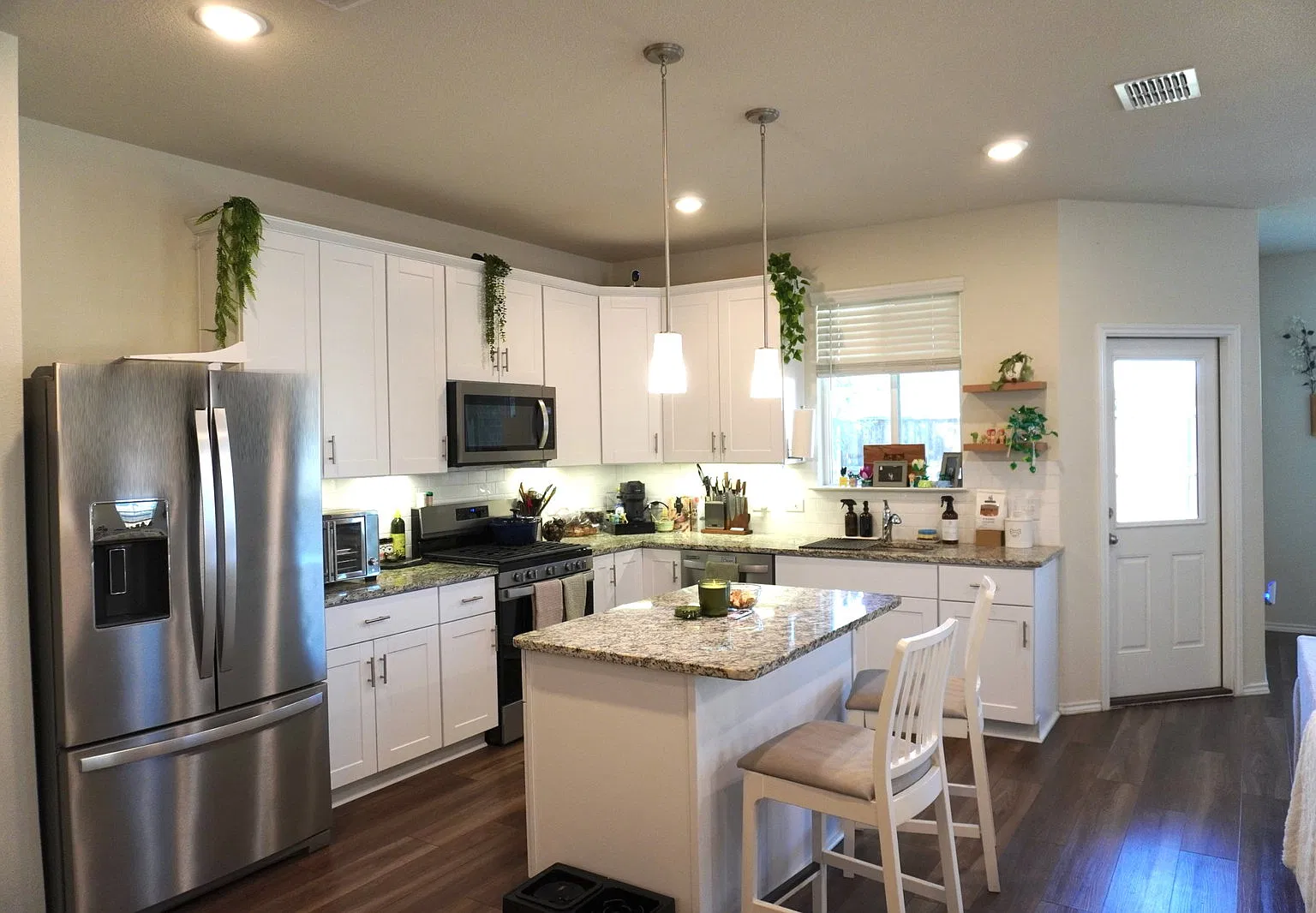 4 bed, 2.0 bath, 1948 sqft, $2,150 — Photo 3
