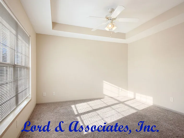 318 Lois Ln — Photo 2
