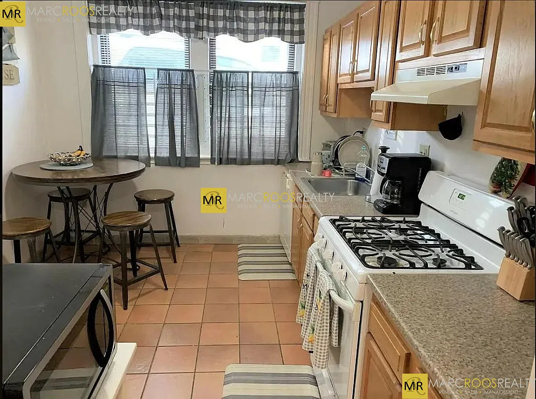 4 bed, 9999 sqft, $3,450 — Photo 4