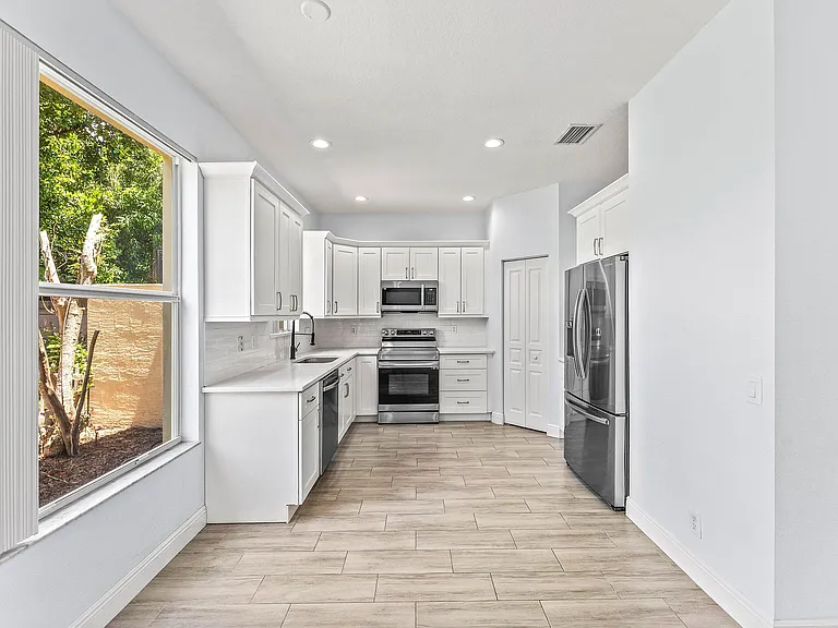 5477 Queenship Ct — Photo 9