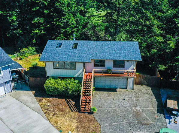 1127 Hemlock Ct, Reedsport, OR 97467