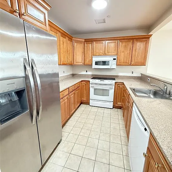 53 W Palisade Ave — Photo 2