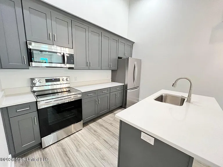 300 Seminary Dr — Photo 2