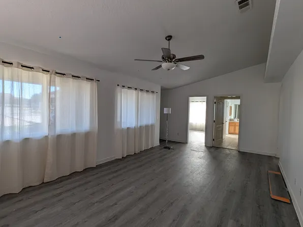9352 Cedar St, Oak Hills, CA 92344