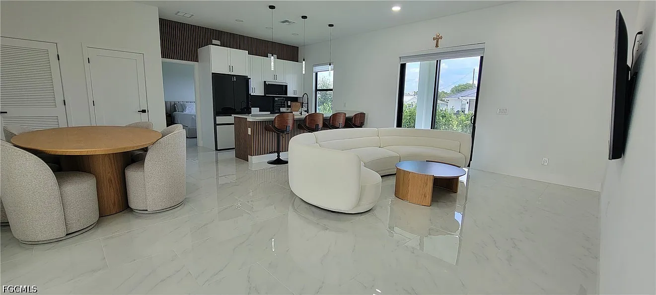 3 bed, 2.0 bath, 1633 sqft, $2,600 — Photo 3
