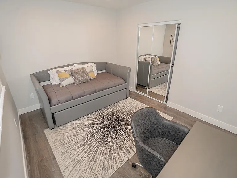 2631 S La Salle Ave — Photo 28