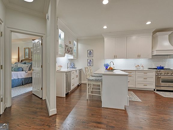 5th image of 155 Oakpark Ct