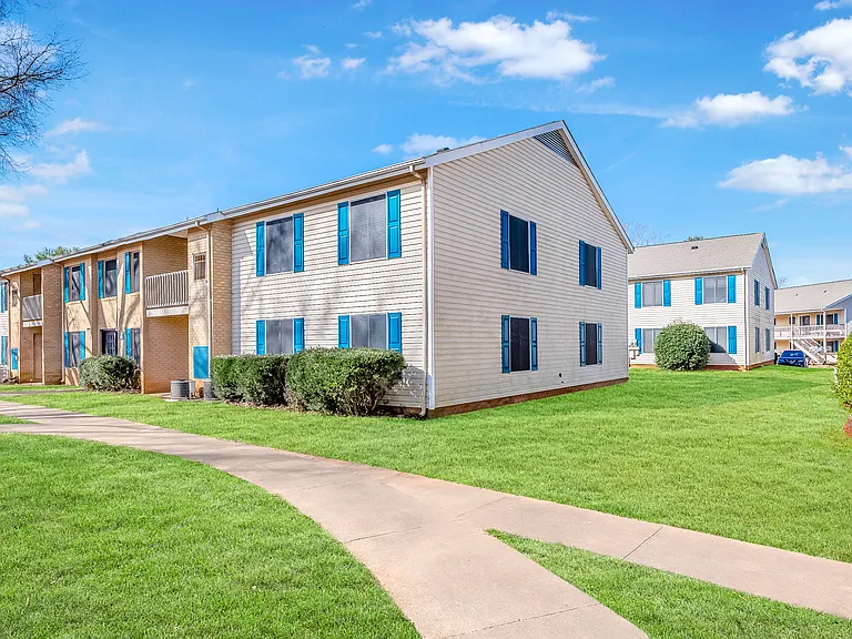 Signal Hill Apartments and Towhomes — Photo 4