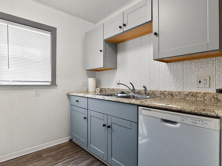 2604 Robinson St — Photo 2