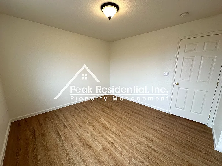 1811 Waterfall Dr — Photo 24