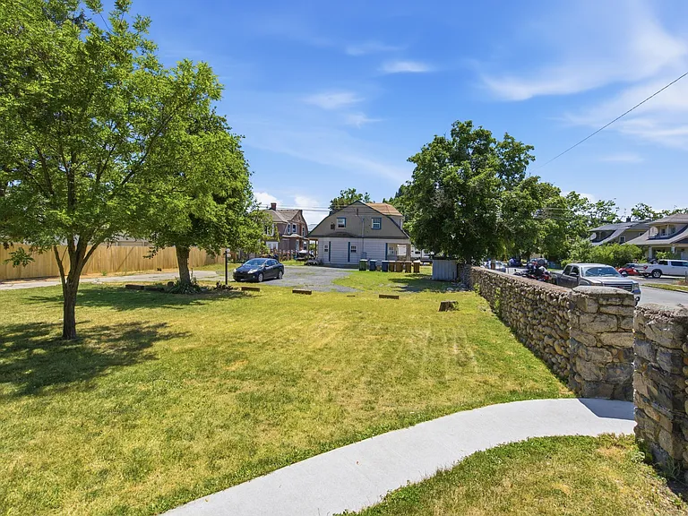 2623 W Maxwell Ave — Photo 14