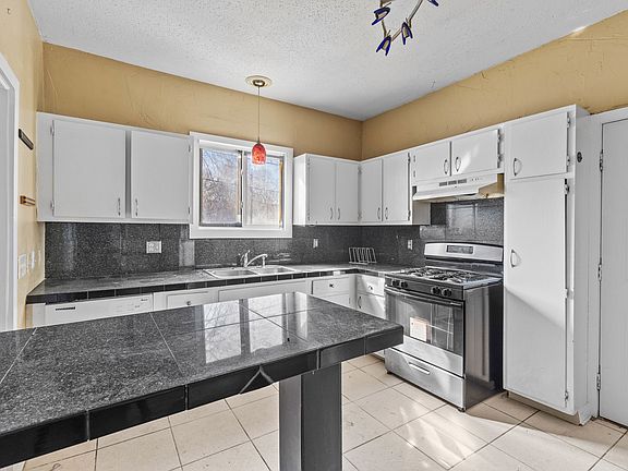 3rd image of 285 Richard St