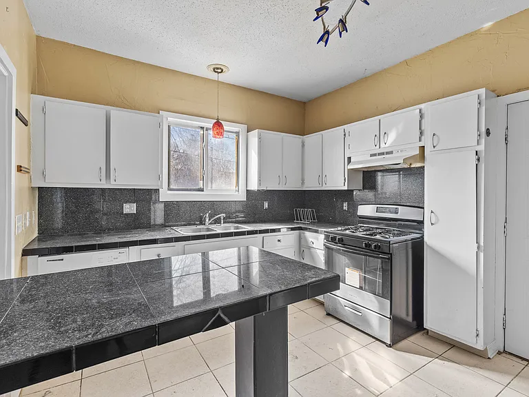 285 Richard St — Photo 3