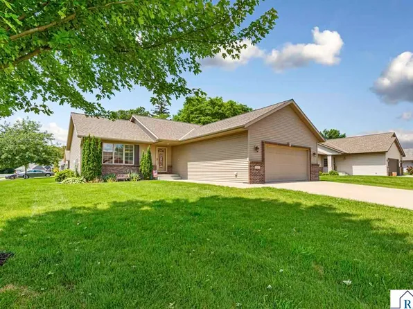 140 Grovebrook Dr, Mankato, MN 56001