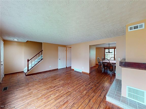4th image of 173 Ault St