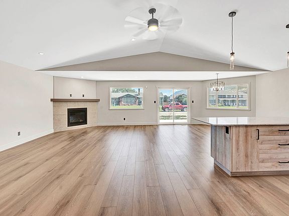 4th image of 312 Arbutus St #28
