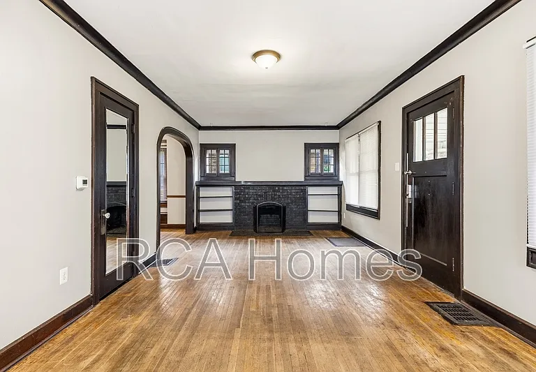 969 N Linwood Ave — Photo 4