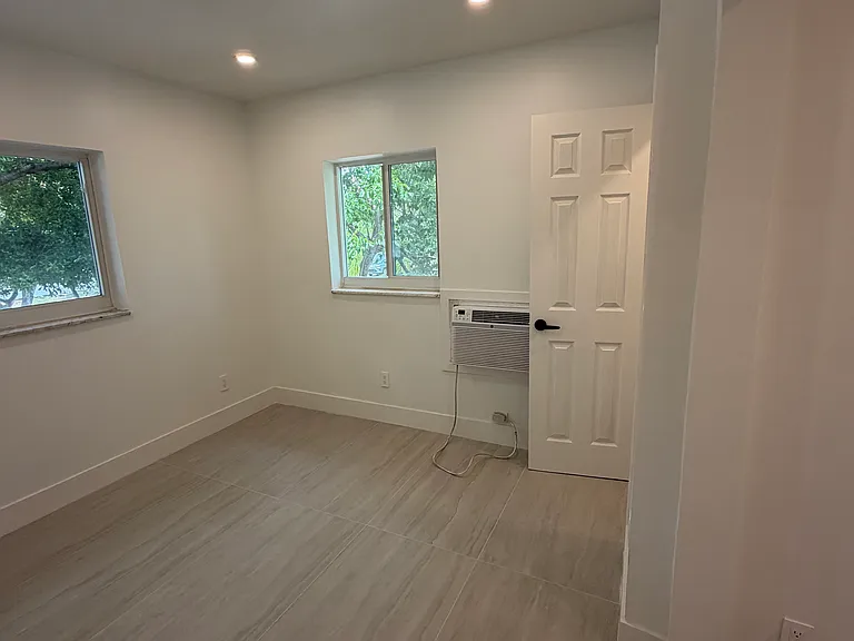 1301 NE 13th Ave #20 — Photo 8