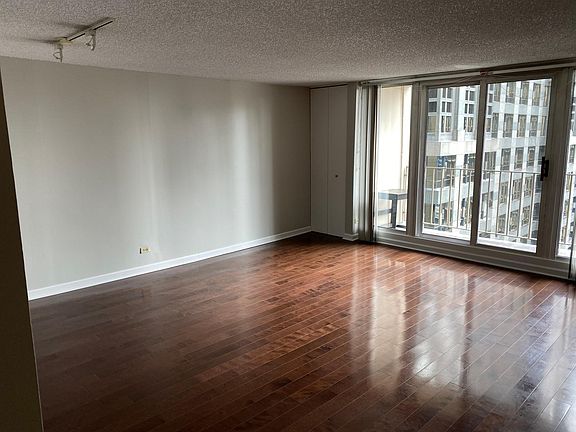 4th image of 200 N Dearborn St Unit 2204