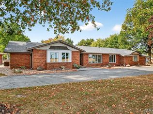 313 Hazelwood Dr, Alhambra, IL 62001