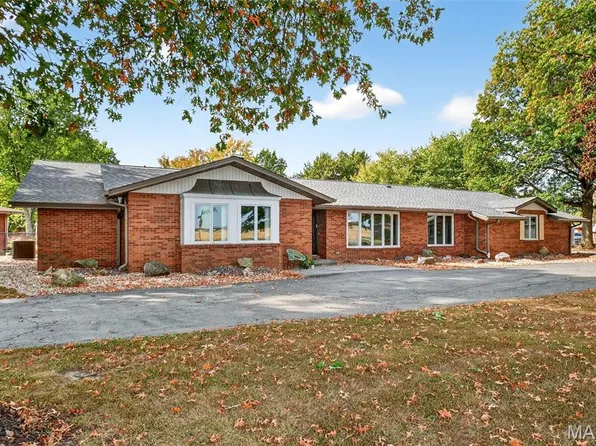 313 Hazelwood Dr, Alhambra, IL 62001