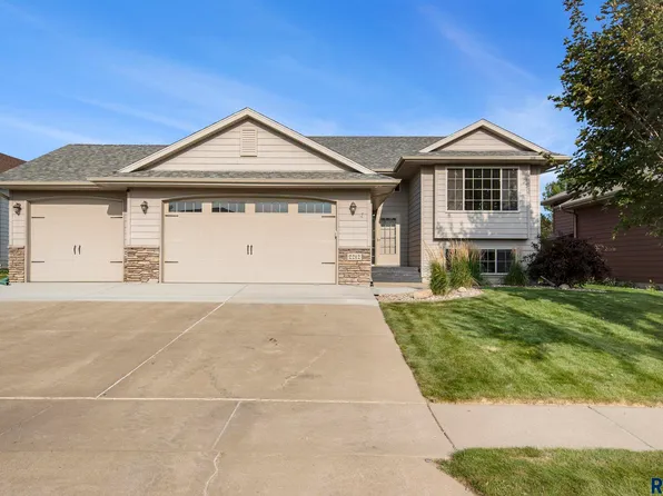 2212 S Macey Ave, Sioux Falls, SD 57106