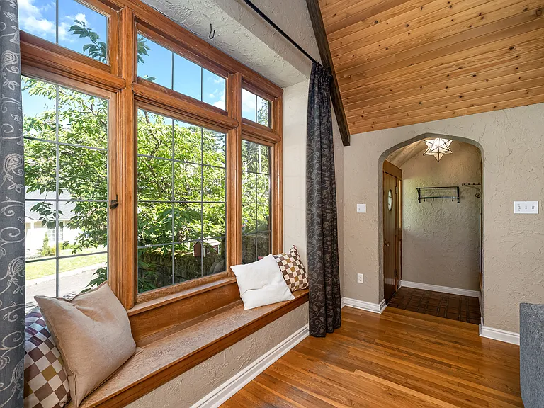 2731 SW Old Orchard Rd — Photo 4