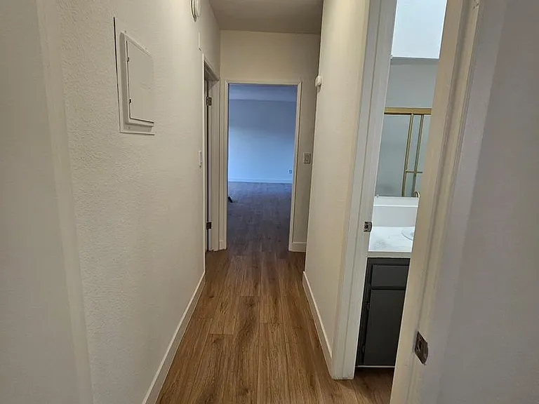 7061 Whitsett Ave — Photo 5