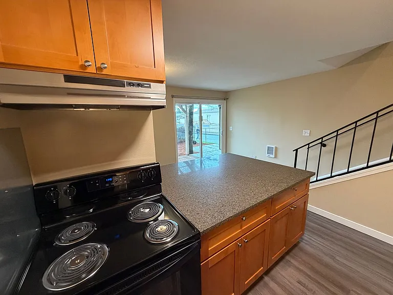 4890 & 4894 Sunnyside Rd SE — Photo 12