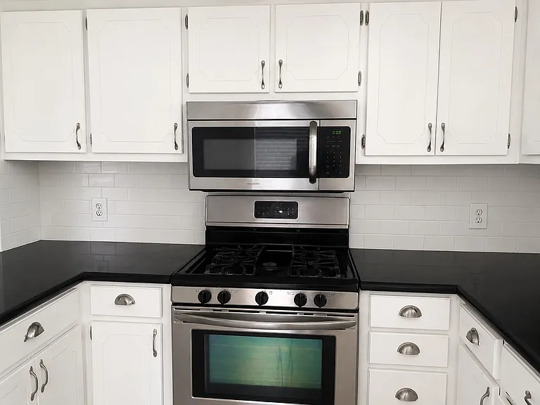 859 Wesley Ave — Photo 3