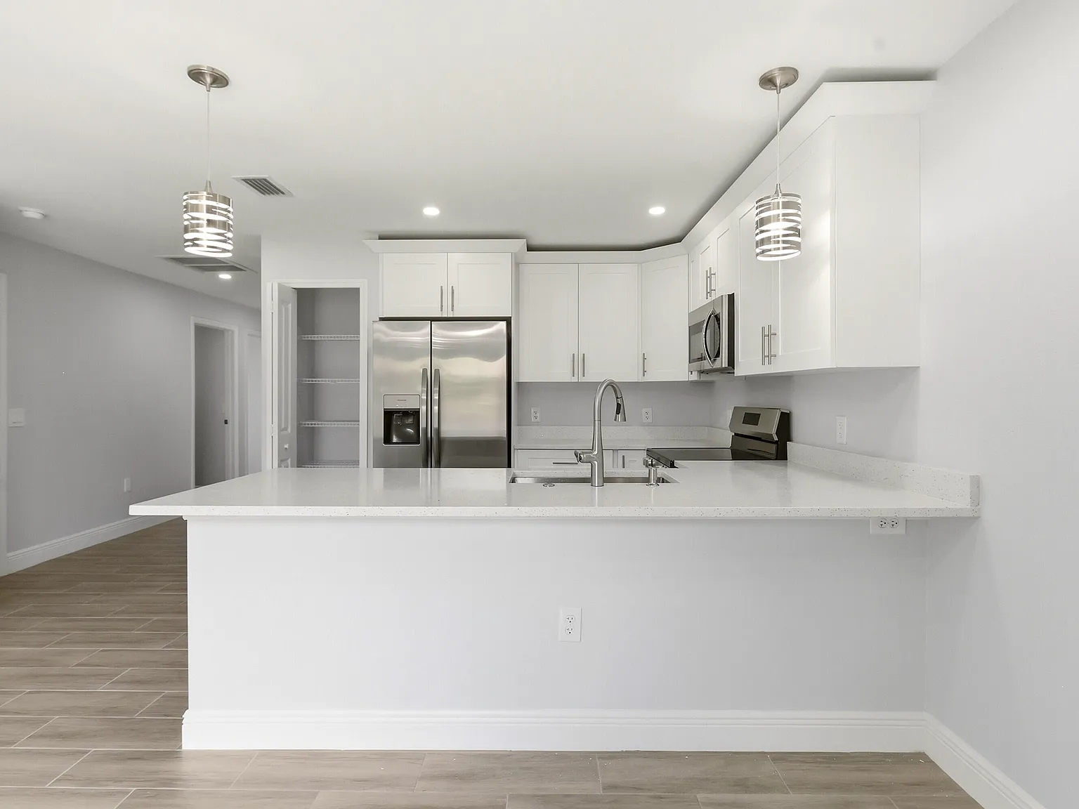 3 bed, 2.0 bath, 1285 sqft, $2,000 — Photo 2