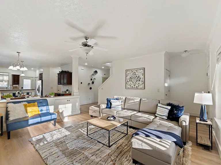 922 E Winding Creek Dr — Photo 5