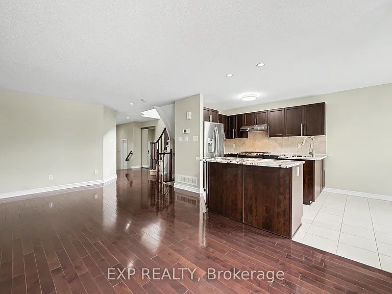 472 Temiskaming Cres — Photo 6