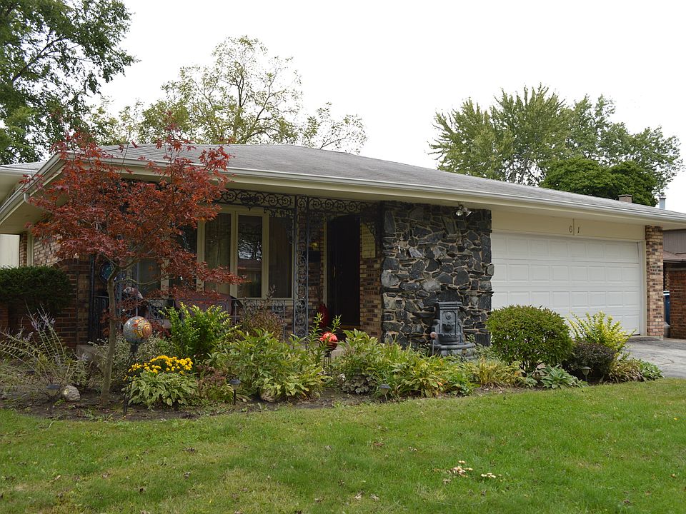 1st image of 61 Rosewood Ln