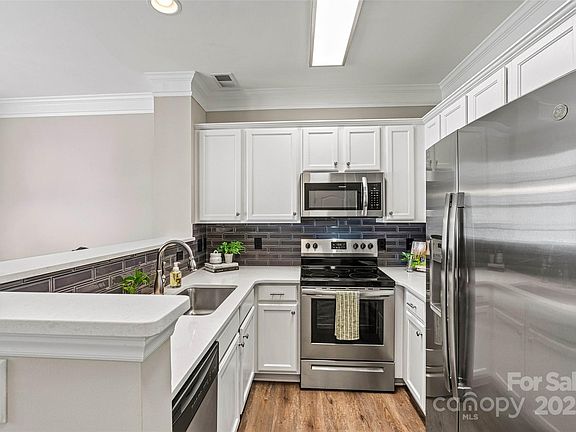 5th image of 110 Dime Ln