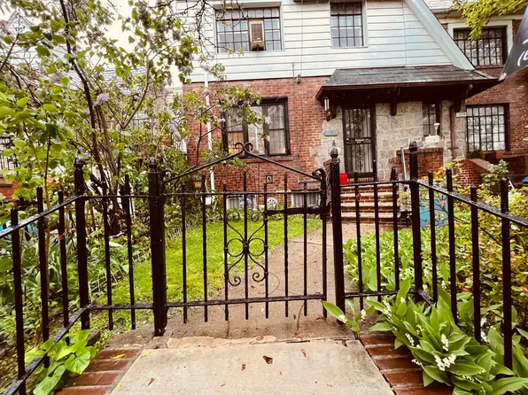 3010 82nd St, East Elmhurst, NY 11370