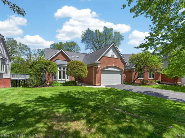 6390 Country Shire Ln, West Bloomfield, MI 48323