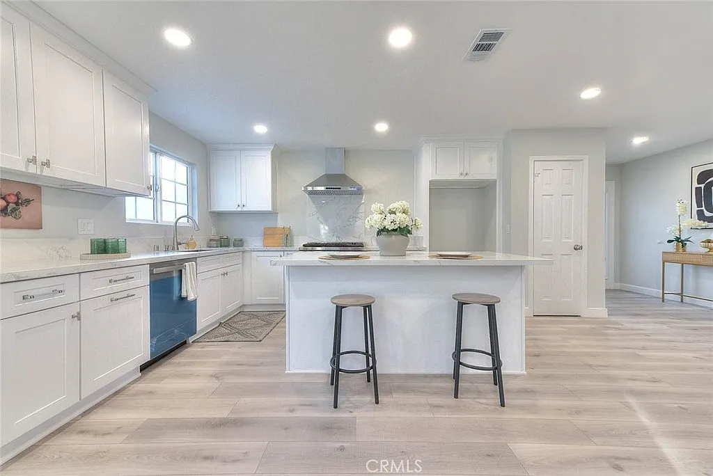 4 bed, 2.0 bath, 1504 sqft, $4,500 — Photo 4