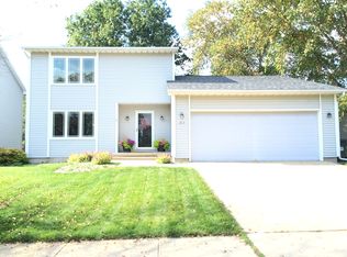 612 Maucker Rd, Cedar Falls, IA 50613