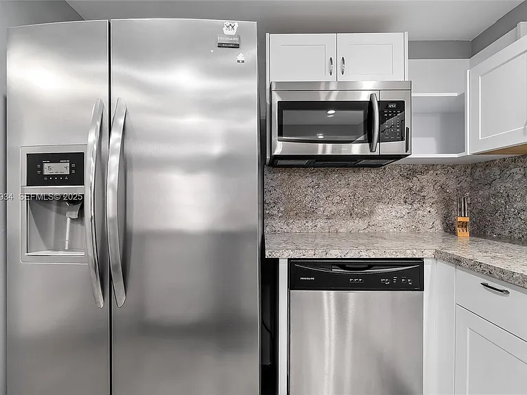 400 Leslie Dr #305 — Photo 3