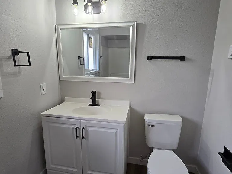 Oak Street Fourplex — Photo 15