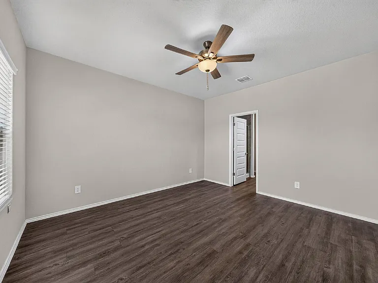 579 Jennifer Way — Photo 14