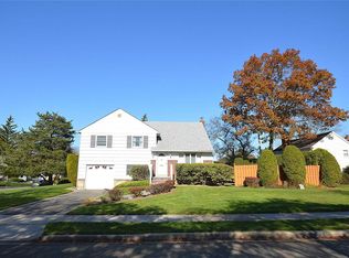 9 Edgewood Gate, Plainview, NY 11803